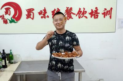 學員學做鹵菜烤豬蹄